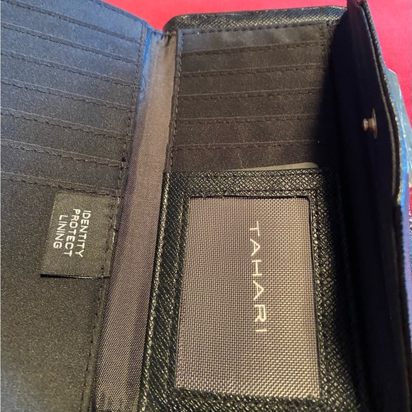 Tahari Black Wristlet Wallet NWOT - Picture 5 of 5